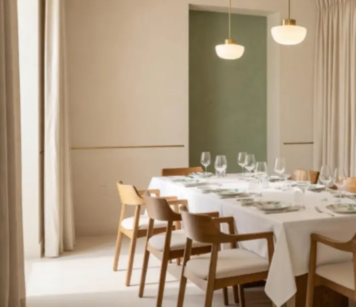 Ivory Dining House mediterrán belső tere linen terítéssel, meleg fényekkel és elegáns brassz részletekkel
